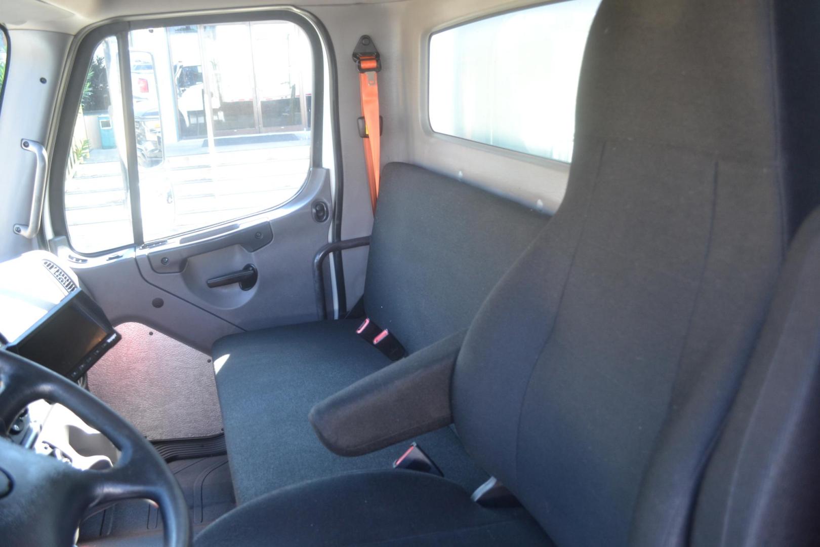 2018 WHITE /BLACK FREIGHTLINER M2-106 (3ALACWFC4JD) with an CUMMINS B6.7L 240HP engine, ALLISON 2500RDS AUTOMATIC transmission, located at 9172 North Fwy, Houston, TX, 77037, (713) 910-6868, 29.887470, -95.411903 - 26,000 LB GVWR NON CDL, 26 FT BOX, HEIGHT 103" X WIDTH 102", 3,000 LB ALUMINUM LIFT GATE W/ RAMP, AIR RIDE SUSPENSION, 90 GALLON FUEL CAPACITY, EXHAUST BRAKE, POWER WINDOWS & LOCKS, REVERSE CAMERA - Photo#13