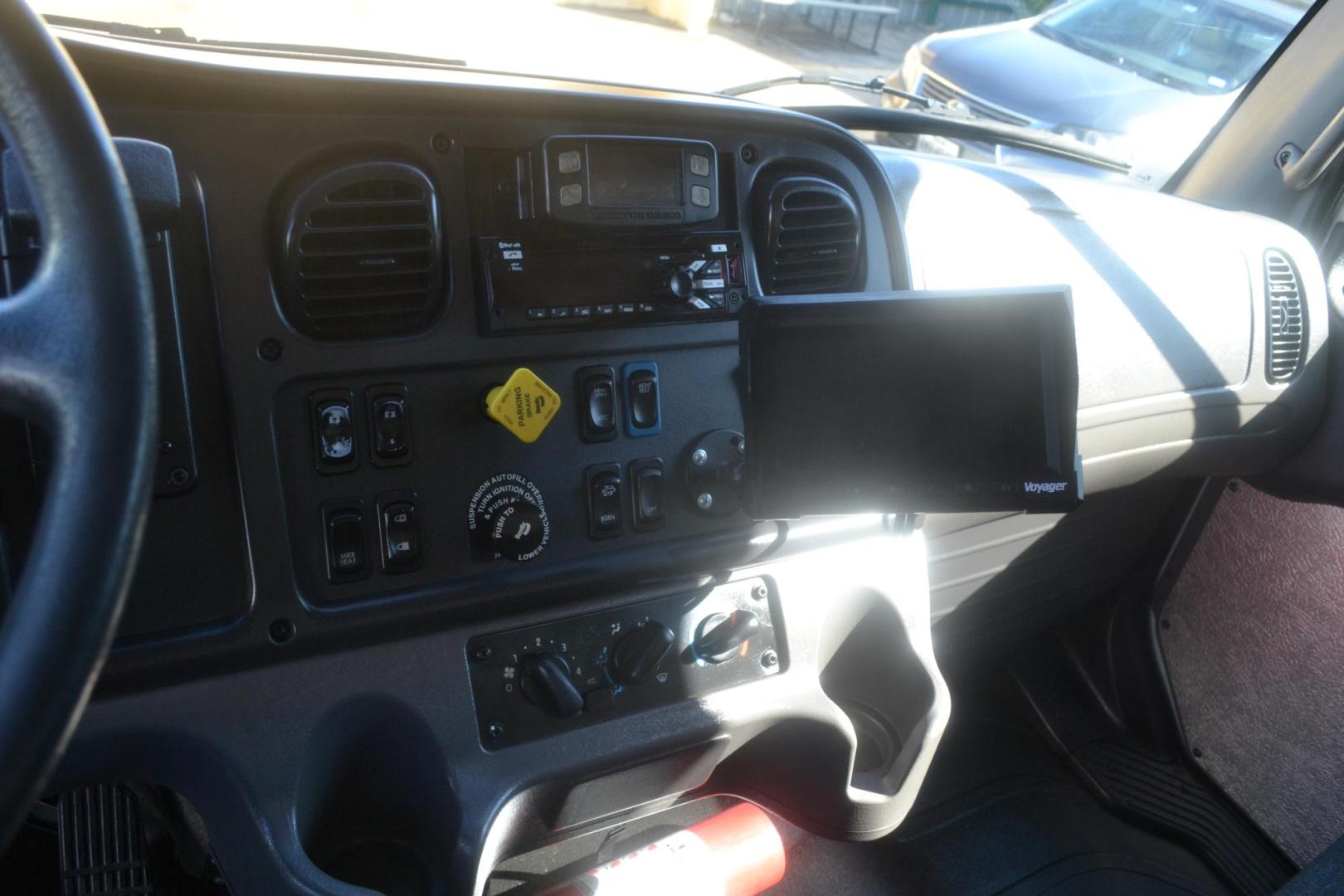 2018 WHITE /BLACK FREIGHTLINER M2-106 (3ALACWFC4JD) with an CUMMINS B6.7L 240HP engine, ALLISON 2500RDS AUTOMATIC transmission, located at 9172 North Fwy, Houston, TX, 77037, (713) 910-6868, 29.887470, -95.411903 - 26,000 LB GVWR NON CDL, 26 FT BOX, HEIGHT 103" X WIDTH 102", 3,000 LB ALUMINUM LIFT GATE W/ RAMP, AIR RIDE SUSPENSION, 90 GALLON FUEL CAPACITY, EXHAUST BRAKE, POWER WINDOWS & LOCKS, REVERSE CAMERA - Photo#15